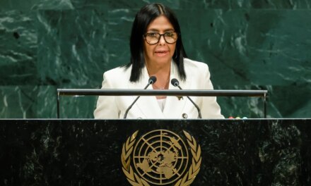 Η υπηρεσιακή πρόεδρος της Βενεζουέλας δεσμεύθηκε για τη διεξαγωγή εκλογών