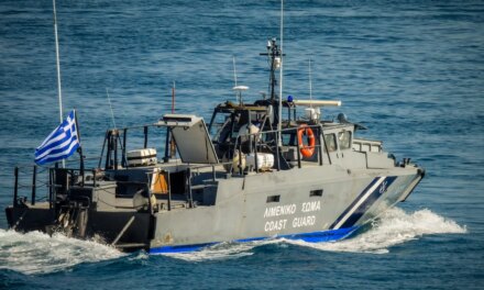 Σε ασφαλές σημείο οι 29 επιβαίνοντες – Στο σημείο και κλιμάκιο της Μονάδας Υποβρυχίων Αποστολών