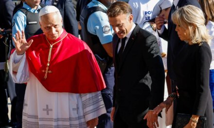 Έφτασε στη Γαλλία ο Πάπας Λέων