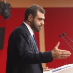Το σχόλιο της κυβέρνησης για τη συνέντευξη Τσίπρα: «Πεταμένα λεφτά» το rebranding