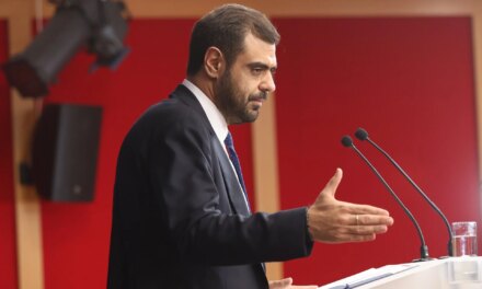 Το σχόλιο της κυβέρνησης για τη συνέντευξη Τσίπρα: «Πεταμένα λεφτά» το rebranding