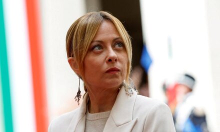 Επικυρώθηκε από την κυβέρνηση Μελόνι το «πλαφόν» στον αριθμό ξένων μαθητών και η απαγόρευση της μπούρκας στα σχολεία