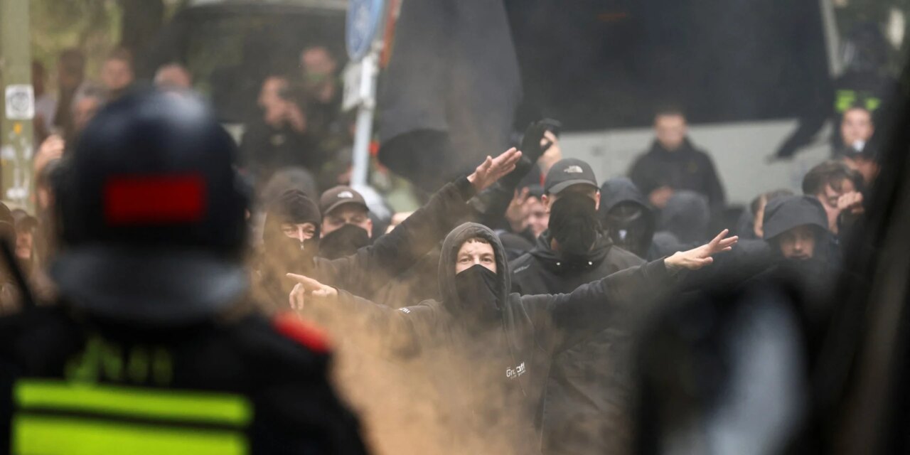 Συγκρούσεις μεταξύ αστυνομίας και ακροδεξιών στη Χάγη σε βίαια επεισόδια σε διαδήλωση (Φωτό)
