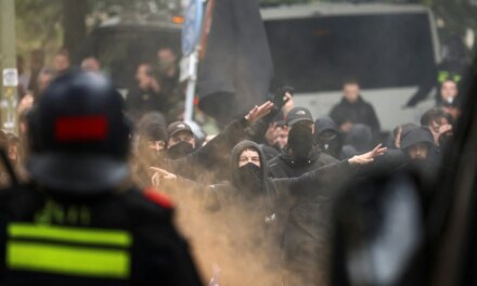 Συγκρούσεις μεταξύ αστυνομίας και ακροδεξιών στη Χάγη σε βίαια επεισόδια σε διαδήλωση (Φωτό)