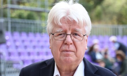 Πώς απαντά στις αντιδράσεις μετά την ανάρτησή του με αφορμή τη νίκη AfD στη Γερμανία