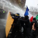 Πάνω από 1.300 προσαγωγές, 53 τραυματίες αστυνομικοί στις χθεσινές διαδηλώσεις