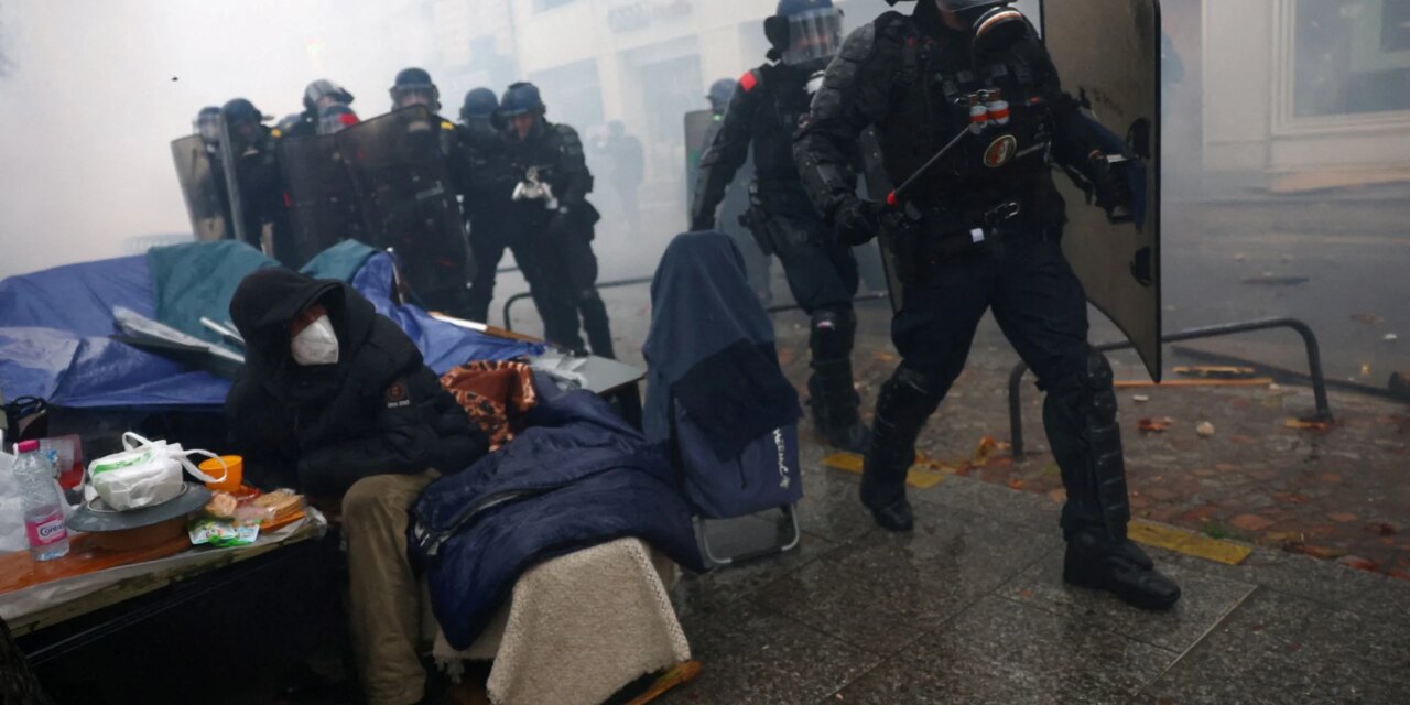 Ένταση και δακρυγόνα μετά τις διαδηλώσεις στο Παρίσι και άλλες γαλλικές πόλεις