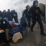 Ένταση και δακρυγόνα μετά τις διαδηλώσεις στο Παρίσι και άλλες γαλλικές πόλεις