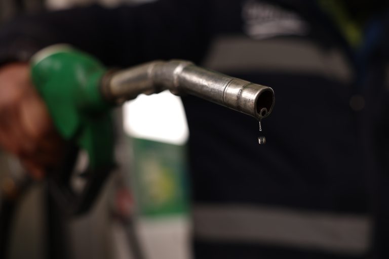 Εκτοξεύτηκε στα 110 δολάρια το βαρέλι η τιμή του πετρελαίου – Πώς διαμορφώνονται οι τιμές στην Ελλάδα