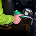 Στα 111 δολάρια το βαρέλι η τιμή του πετρελαίου Brent – Σε υψηλά επίπεδα οι τιμές των καυσίμων στην αντλία
