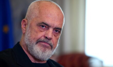 Ο Ράμα δηλώνει ότι οι μαζικές διαδηλώσεις αποτελούν απειλή για την ένταξη στην ΕΕ, όχι για την κυβέρνηση