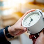 Πού γυρίζουμε τους δείκτες, κερδίζουμε ή χάνουμε ύπνο;