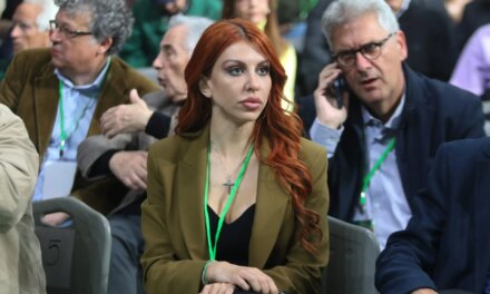 «Πόλεμος» ΕΛΑΣ-ΠΑΣΟΚ με φόντο την αναφορά της Β. Αναστασίου που δήλωσε ««πάρα πολύ περήφανη για τη συγκυβέρνηση με τη ΝΔ»