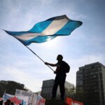 Συγκρούσεις διαδηλωτών με την αστυνομία στο Μπουένος Άιρες για τις περικοπές στην Παιδεία