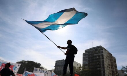 Συγκρούσεις διαδηλωτών με την αστυνομία στο Μπουένος Άιρες για τις περικοπές στην Παιδεία