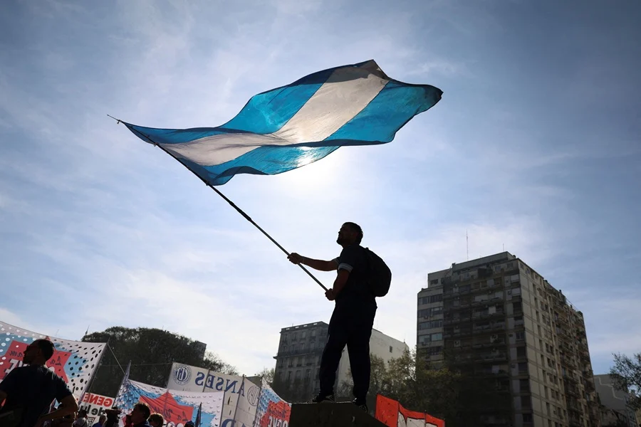 Συγκρούσεις διαδηλωτών με την αστυνομία στο Μπουένος Άιρες για τις περικοπές στην Παιδεία