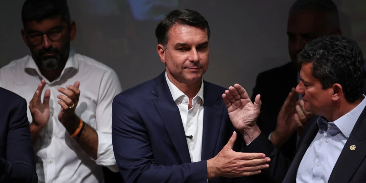 Ο Φλάβιο Μπολσονάρου καταγγέλλει ότι δικαστήριο τού απαγόρευσε να φύγει από τη Βραζιλία