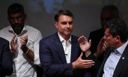 Ο Φλάβιο Μπολσονάρου καταγγέλλει ότι δικαστήριο τού απαγόρευσε να φύγει από τη Βραζιλία