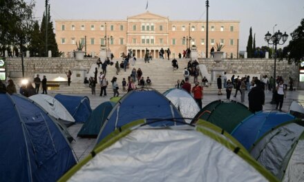 Υπαίθρια κατασκήνωση διαμαρτυρίας η πλατεία Συντάγματος