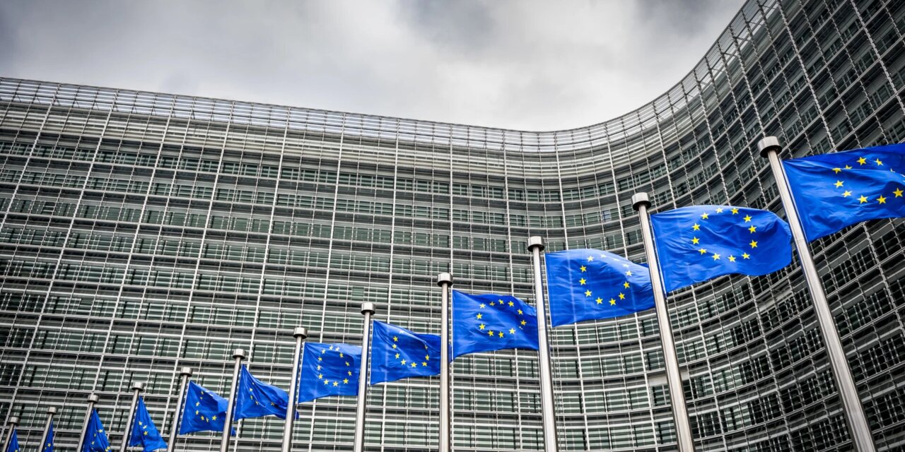 Καλεί την Ελλάδα να συμμορφωθεί πλήρως με την απόφαση για τα νομοθετικά κατοχυρωμένα επαγγέλματα