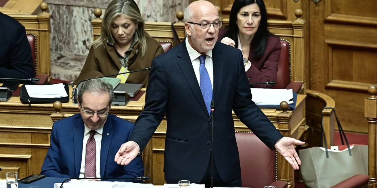 Άγρια κόντρα στη Βουλή για τα Τέμπη: Φωτογραφίες με οστά νεκρών επέδειξε ο Βελόπουλος