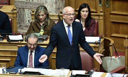 Άγρια κόντρα στη Βουλή για τα Τέμπη: Φωτογραφίες με οστά νεκρών επέδειξε ο Βελόπουλος