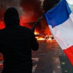 Η Γαλλία φλέγεται από την πολιτική του ακροκεντρώου Μακρόν κι εκείνος κρύβεται πίσω από το σκιάχτρο της ακροαριστεράς