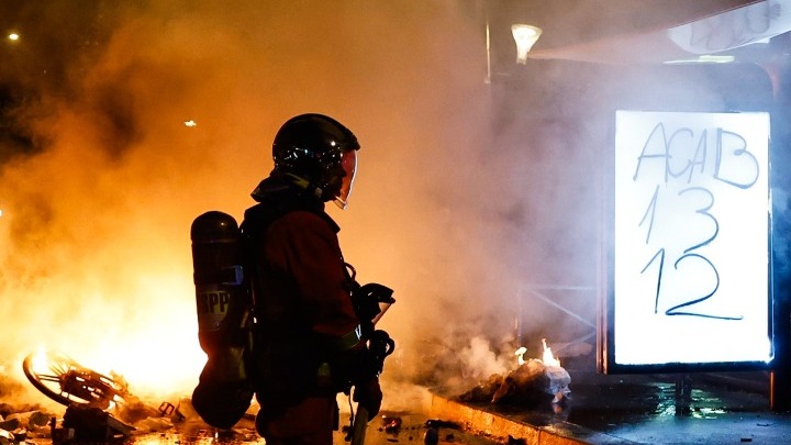 Οι φλόγες της εξέγερσης και το έλλειμμα