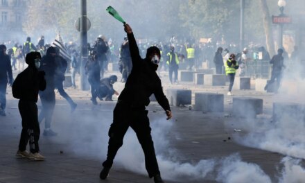 Γιατί φλέγεται η Γαλλία – Πώς ξεχείλισε η οργή για τον Μακρόν
