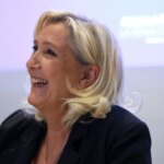 Η Λε Πεν θα κέρδιζε εύκολα με 70% τον Μελανσόν στον δεύτερο γύρο, σύμφωνα με νέα δημοσκόπηση