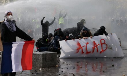 Γαλλία: Στο Παρίσι «ολόκληροι δρόμοι καταστράφηκαν», δηλώνει ο δήμαρχος