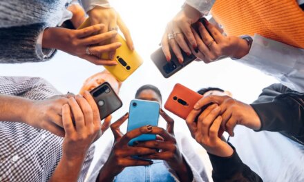 Κατακτά το TikTok, τρέμει το βενζινάδικο και τις συνεντεύξεις δουλειάς – Η ζωή χωρίς «undo» και φίλτρο