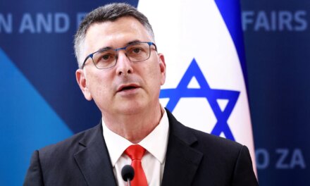 Ο Σάαρ καταδικάζει την επίθεση εποίκων κατά Ευρωπαίων διπλωματών