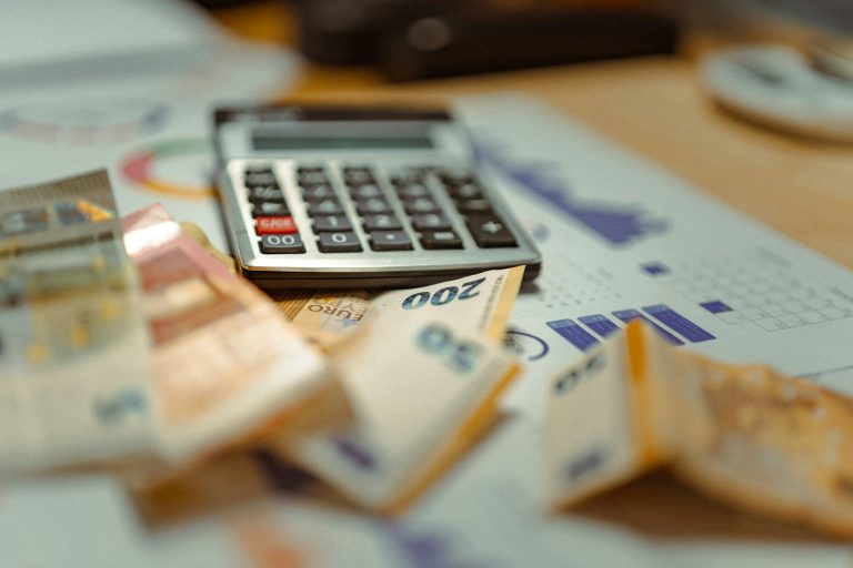 Ρύθμιση οφειλών σε 120 δόσεις προς Εφορία και ΕΦΚΑ – Ποιους αφορά και τι αλλάζει