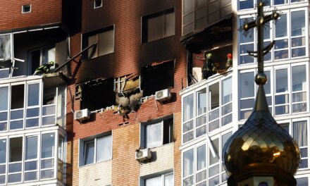 Ένας νεκρός και δύο τραυματίες από ρωσικό πλήγμα σε πολυκατοικία