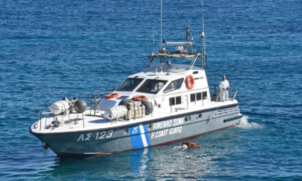 Γλυφάδα: Αυτοκίνητο έπεσε στη θάλασσα – Σώοι οι δύο επιβαίνοντες