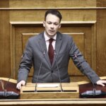 Παραιτείται από βουλευτής και προσχωρεί στην ΕΛΑΣ