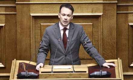 Παραιτείται από βουλευτής και προσχωρεί στην ΕΛΑΣ