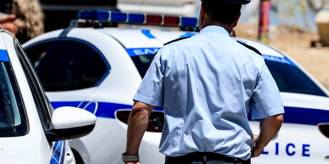 Χειροπέδες σε 3 ανήλικους για διάρρηξη σε καταστήματα
