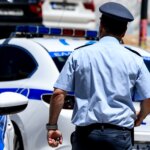 Χειροπέδες σε 3 ανήλικους για διάρρηξη σε καταστήματα