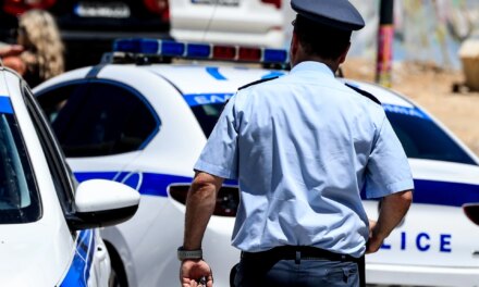 Χειροπέδες σε 3 ανήλικους για διάρρηξη σε καταστήματα