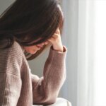 Το σώμα μας αντιδρά στο στρες πριν το καταλάβουμε: 5 σημάδια που συχνά προσπερνάμε