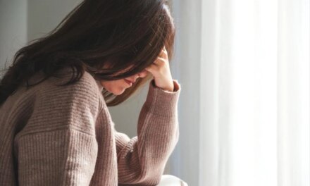 Το σώμα μας αντιδρά στο στρες πριν το καταλάβουμε: 5 σημάδια που συχνά προσπερνάμε
