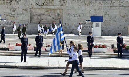 Σε εξέλιξη η μαθητική παρέλαση στην Αθήνα