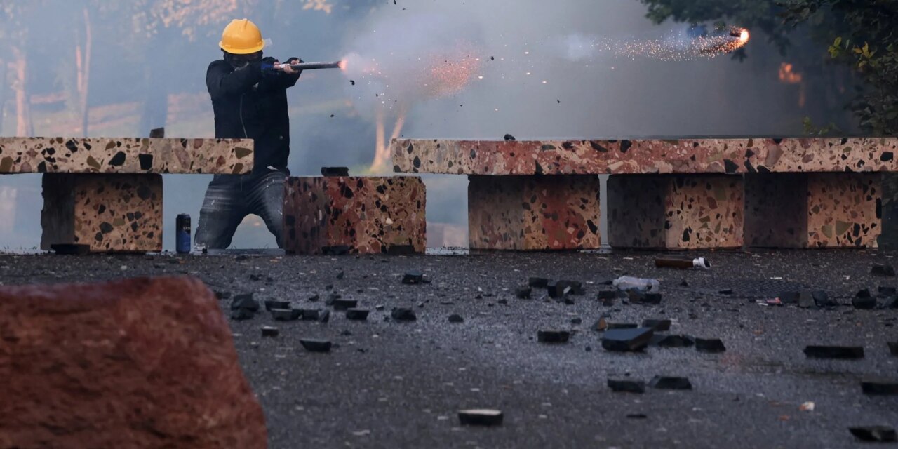 Πετροπόλεμος, μολότοφ και «πίδακες» νερού κατά των συγκεντρωμένων