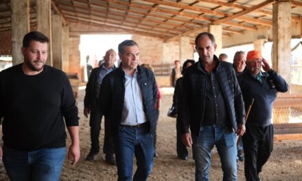 Κάτω απ’ τον ίδιο ήλιο ζουν η Ελλάδα που αγωνιά να τα βγάλει πέρα με τον τίμιο ιδρώτα της και η Ελλάδα της λαμογιάς