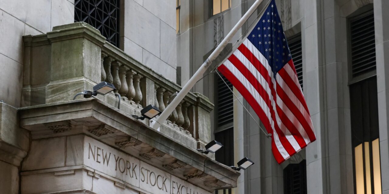 Πτώση με φόντο τον πληθωρισμό και το sell-off στις μετοχές της AI